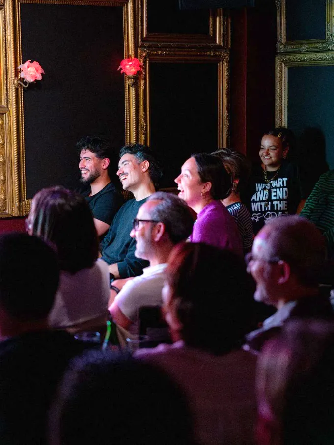 L'enseigne lumineuse choumi comedy sur scène