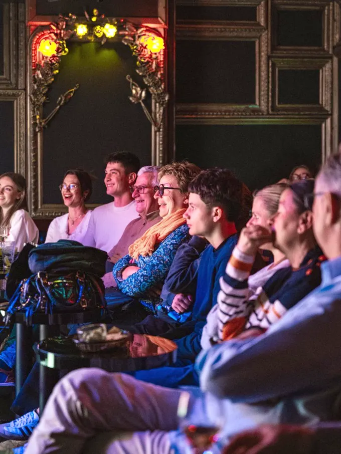 Public hilare au Choumi Comedy Club